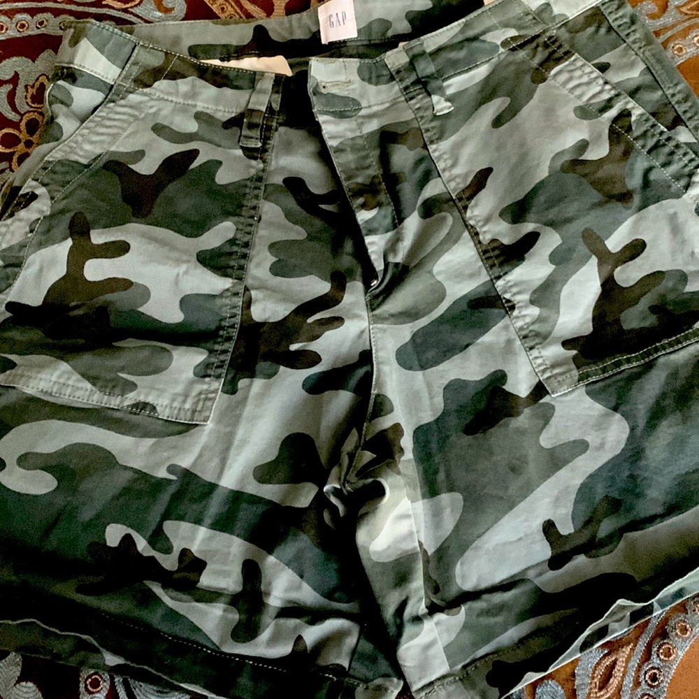 Size 12 only worn once Gap camo shorts